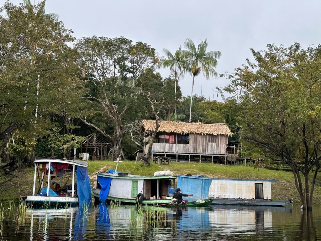 As comunidades ribeirinhas do baixo rio Negro