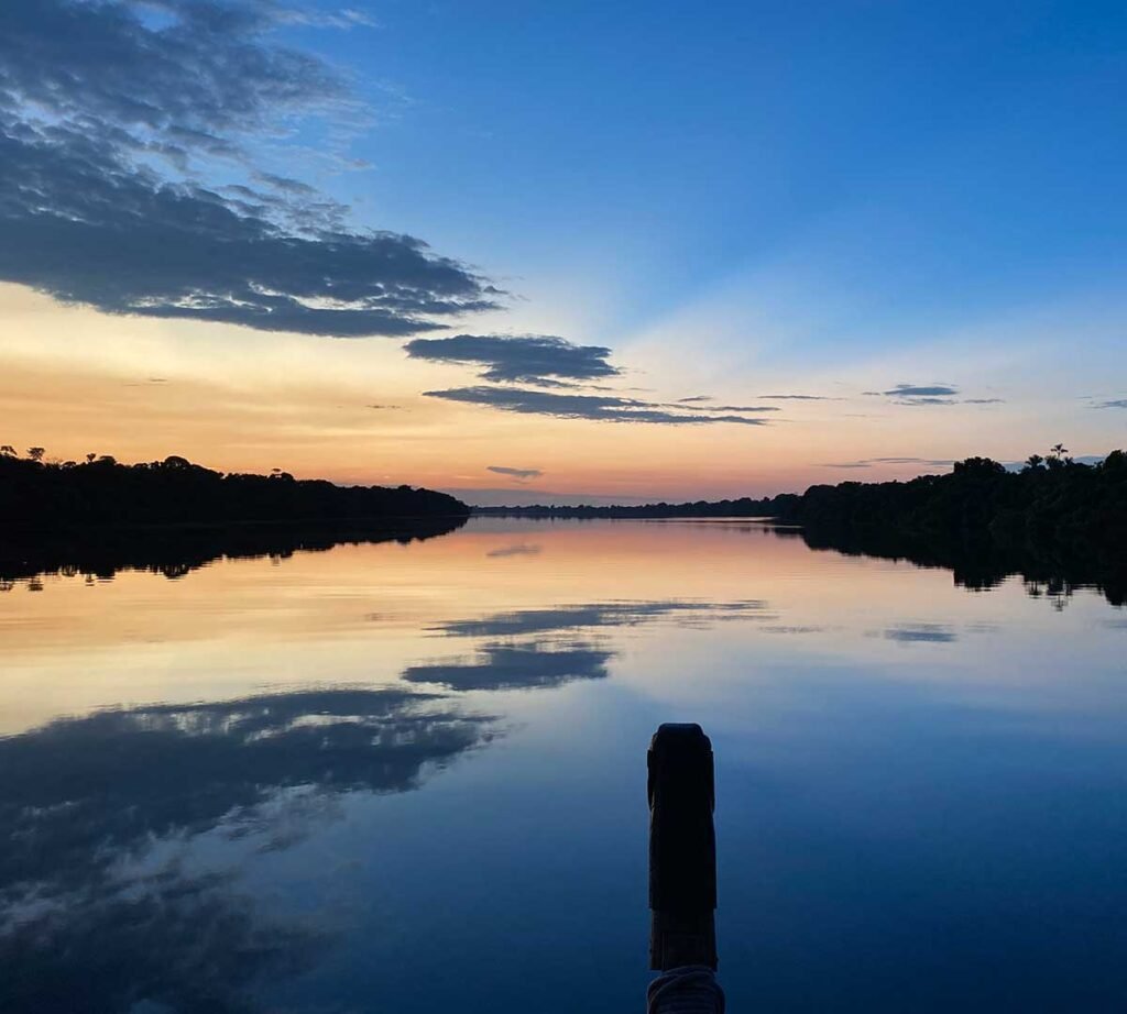 Navegar no por do sol do Rio Negro